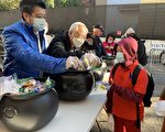 紐約市警109分局法拉盛華商會   萬聖節向小朋友派糖