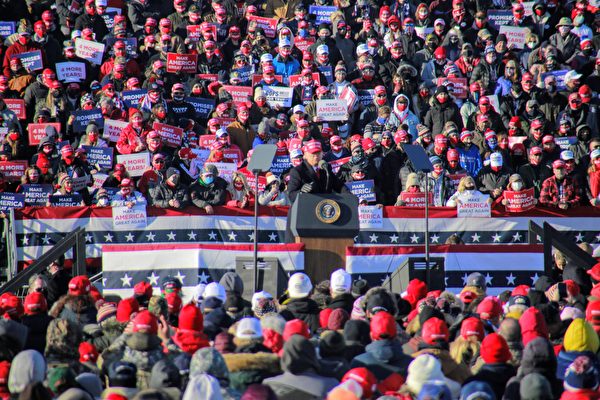  2020年11月2日，特朗普總統（圖中發言者）在賓州的斯克蘭頓舉行造勢集會，數千人參與活動，現場氣氛熱烈。（黃小堂／大紀元）