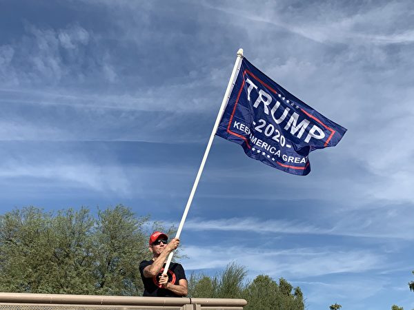 11月21日，選民在亞利桑那州鳳凰城的「停止竊選（Stop The Steal）」集會上，揮舞著「Trump 2020」旗幟。（姜琳達／大紀元）