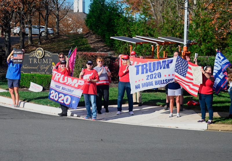 2020年11月7日，特朗普總統離開維珍尼亞州斯特林（Sterling, Virginia）的特朗普國際高爾夫俱樂部（the Trump International Golf Club）時，他的支持者在俱樂部外向他表達對他的支持。（ANDREW CABALLERO-REYNOLDS/AFP via Getty Images）