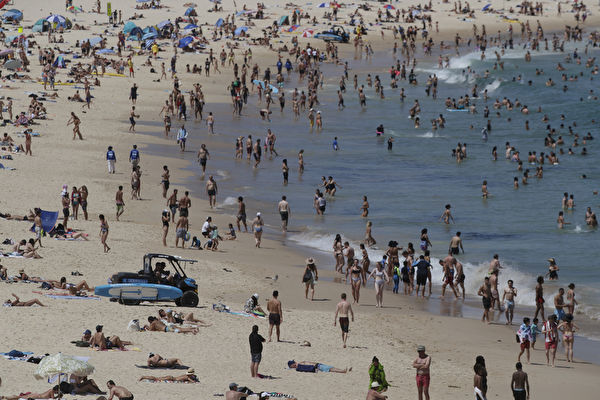 2020年11月28日悉尼開始進入熱浪高溫氣候，人們紛紛來到邦迪海灘躲避高溫。（Brook Mitchell/Getty Images）
