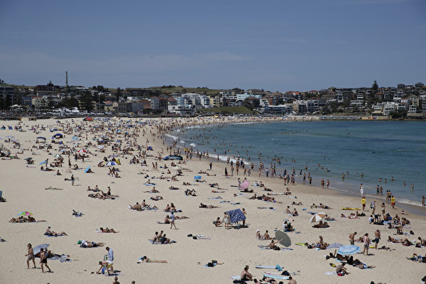 2020年11月28日悉尼開始進入熱浪高溫氣候，人們紛紛來到邦迪海灘躲避高溫。（Brook Mitchell/Getty Images）