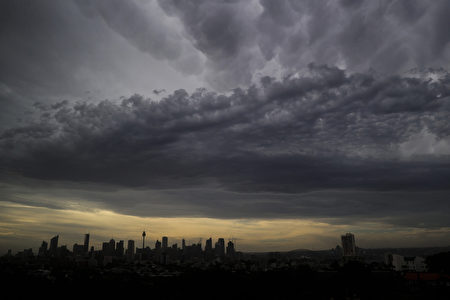 2020年11月29日，悉尼的高溫達40度，隨著天氣的變化，下午天空出現一片烏雲，開始降溫了。（Jenny Evans/Getty Images）