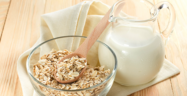 每天喝一杯牛奶燕麥，能攝取完整的維生素Ｂ群。(Shutterstock)