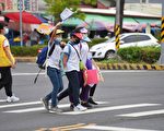 民族国小亲子走上街头宣传保护空气品质