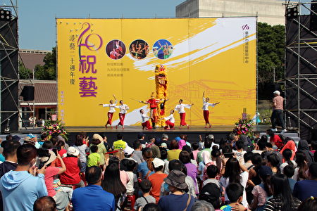 港區藝術中心館慶開幕，邀請妙璇舞蹈團開場「歡慶」，民眾表示相當精彩。