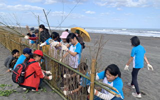 宜县国中生合力搭建堆砂篱 守护保安林
