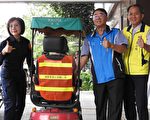 埔里警分局贈反光背心 守護長輩代步車安全