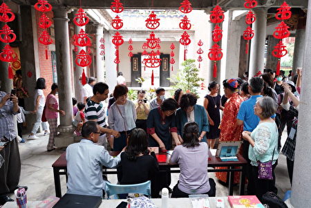 屏东县政府为保存剪纸传统工艺，邀请在地剪纸艺师邱玉云，办理客家剪纸工艺培训班。