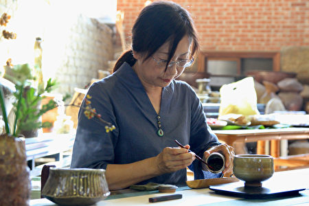 茶艺师以蛇窑高温柴、烧具，展现特有的茶趣。
