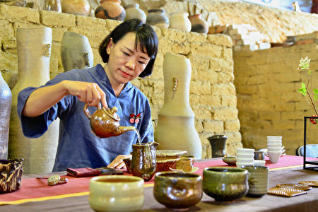 竹南蛇窑高温柴烧的茶具，孕育出更精致的茶道。