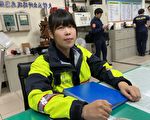 她是誰  女警雨中扶老翁過馬路背影被拍被稱好