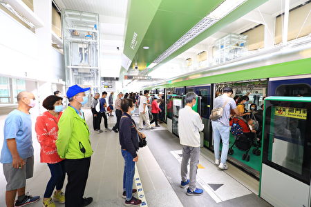 台中捷运绿线16日首日试营运，开放民众免费体验一个月，截至中午12时已有近2万人次搭乘。