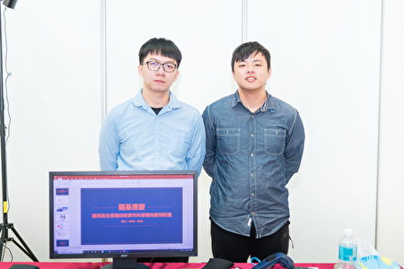 嘉大資訊工程學系學生葉哲睿(左)與黃紀嘉(右)合影。