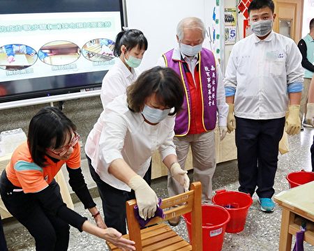 嘉義市長黃敏惠親自示範環境消毒。