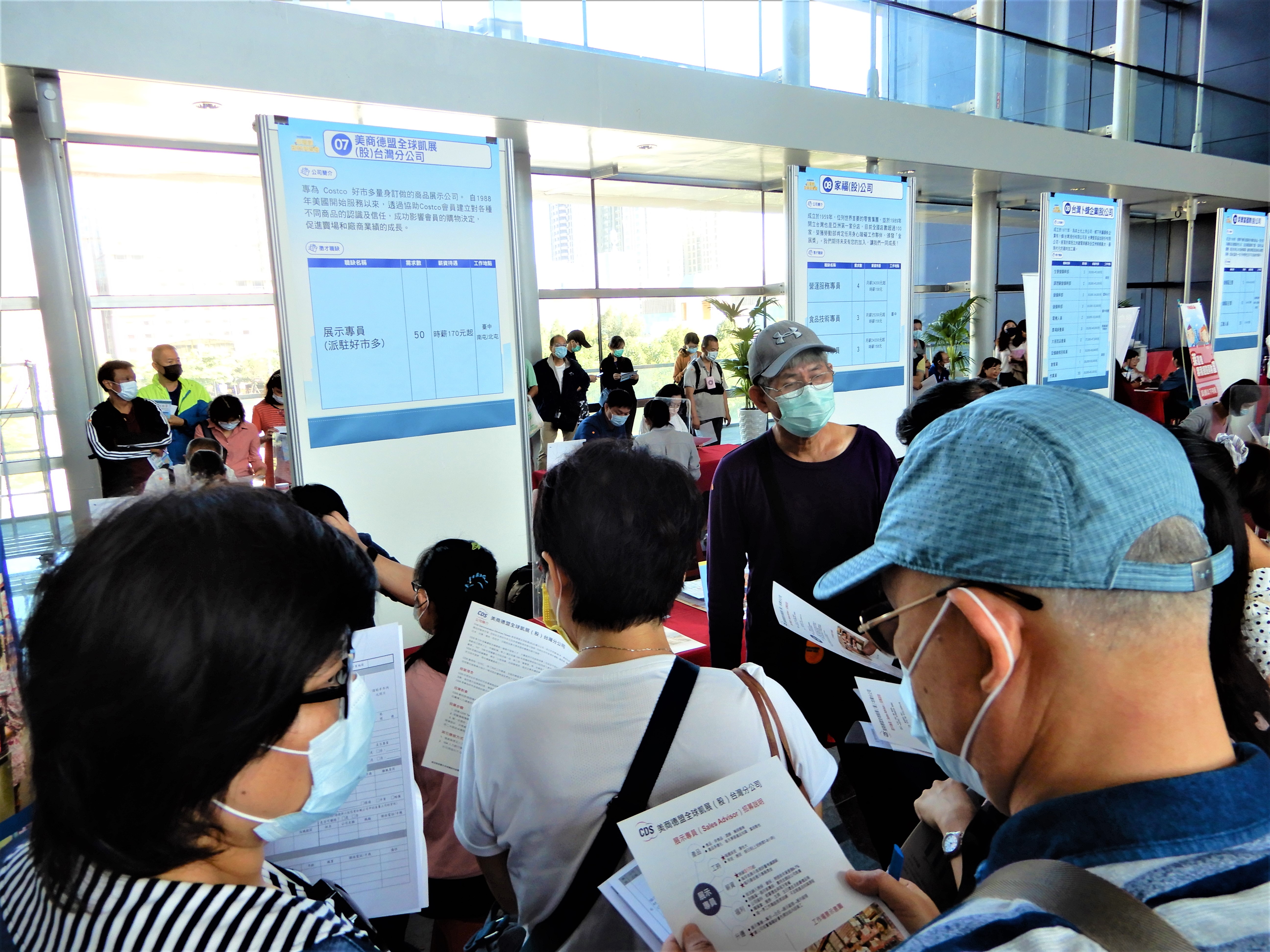 中高齡就博會 夯台幹 無薪假競逐職缺 中高齡就業 就業博覽會 大紀元