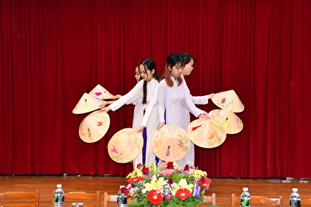 學術研討會開幕式，越南國際生表演民族舞蹈。