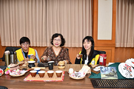 新竹縣峨眉國中前校長曾美玲精研茶道，校方特別邀請她為來賓泡茶，展現茶藝。