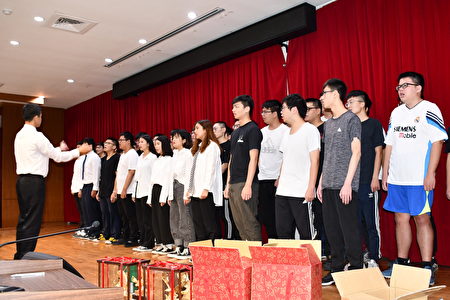 學術研討會開幕式，學生合唱客家歌曲。