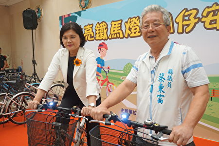 縣長張麗善(左)縣議員蔡東富(右)騎上裝了前後燈的腳踏車