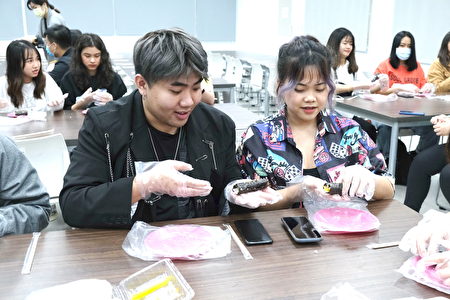 韩国文化体验活动学员及醒吾科大学生，体验如何制作紫菜包饭。