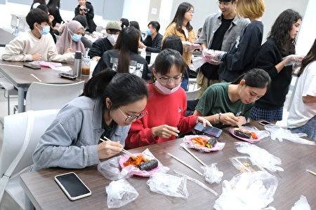韩国文化体验活动学员及醒吾科大学生，迫不急待品尝韩国美食