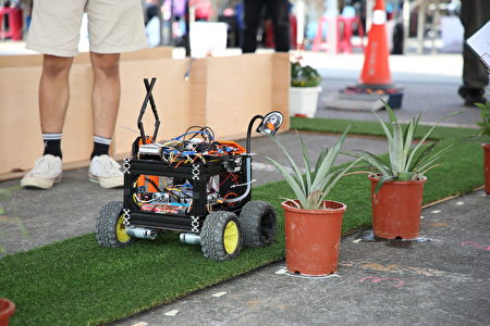 田間機器人進行智能噴澆電土水鳳梨催花作業。
