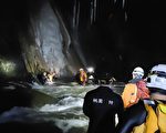 3人受困野溪温泉 桃园警消冒雨摸黑救援