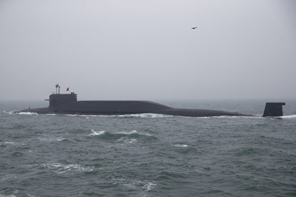 2019年4月23日，中共海軍的094型金級核潛艇在青島附近海域。（Mark Schiefelbein/AFP via Getty Images）
