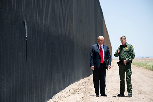 2020年6月23日，在亞利桑那州聖路易斯市，美國總統特朗普與邊境巡邏隊隊長（右）交談，他們正在參加與墨西哥國際邊境200英里邊境牆的紀念儀式。（Saul Loeb/AFP via Getty Images）
