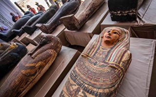 埃及出土上百具木制人形棺 历经2500年不朽