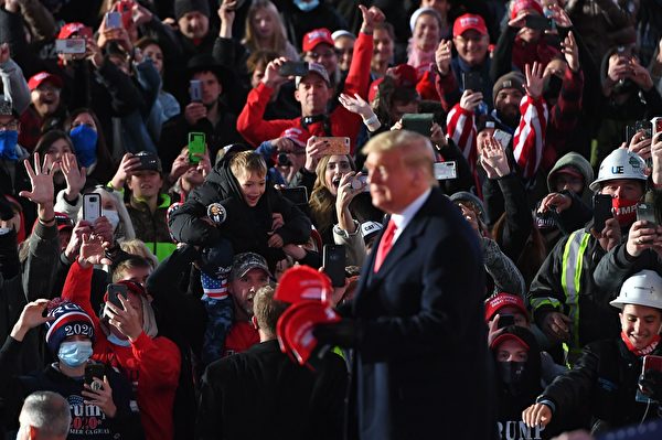 2020年10月31日，美國賓夕凡尼亞州巴特勒（Butler），總統特朗普在匹茲堡-巴特勒地區機場舉行競選集會，特朗普發送帽子給現場的支持者。（MANDEL NGAN/AFP via Getty Images）