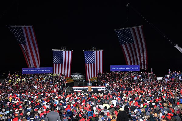 2020年10月31日，美國賓夕凡尼亞州巴特勒（Butler），總統特朗普在匹茲堡-巴特勒地區機場舉行競選集會。（MANDEL NGAN/AFP via Getty Images）
