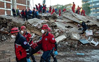 地震废墟中被埋33小时 土耳其70岁老人获救