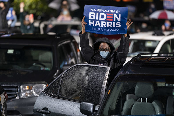 2020年11月1日，美國賓夕凡尼亞州費城，民主黨總統候選人拜登在富蘭克林·羅斯福公園舉行競選集會，支持者舉著標語。（Drew Angerer/Getty Images）