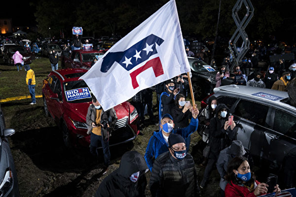 2020年11月1日，美國賓夕凡尼亞州費城，民主黨總統候選人拜登在富蘭克林·羅斯福公園舉行競選集會，一位支持者舉著民主黨旗幟。（Drew Angerer/Getty Images）