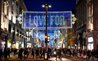 英国人提前购买圣诞礼物 商店延长营业时间