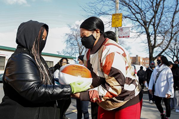 组图：志愿者将感恩节火鸡送给芝加哥市民