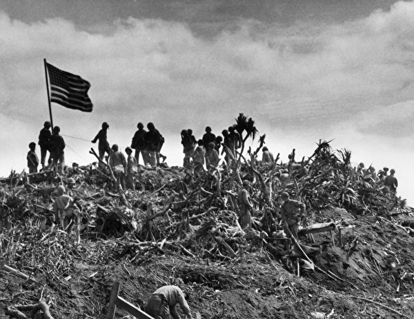 1945年2月23日，硫磺島的泗立山插上了美國國旗，這是當天升起的第二面旗幟。（Hulton Archive/Getty Images）