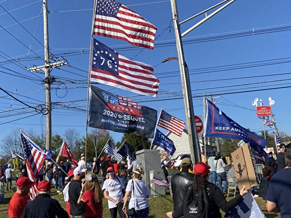 11月7日新澤西數百挺特民眾在特朗普高爾夫俱樂部門前舉行集會，抗議大選舞弊，支持特朗普連任。（施萍/大紀元）