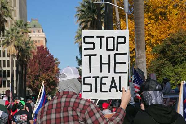11月21日，各地民眾繼續到加州首府沙加緬度（Sacramento）集會遊行，以行動支持總統特朗普，並抗議選舉舞弊。（曹景哲／大紀元）