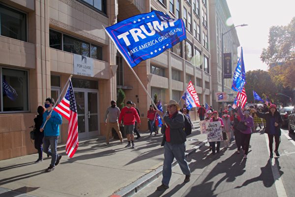11月21日，各地民眾繼續到加州首府沙加緬度（Sacramento）集會遊行，以行動支持總統特朗普，並抗議選舉舞弊。（曹景哲／大紀元）