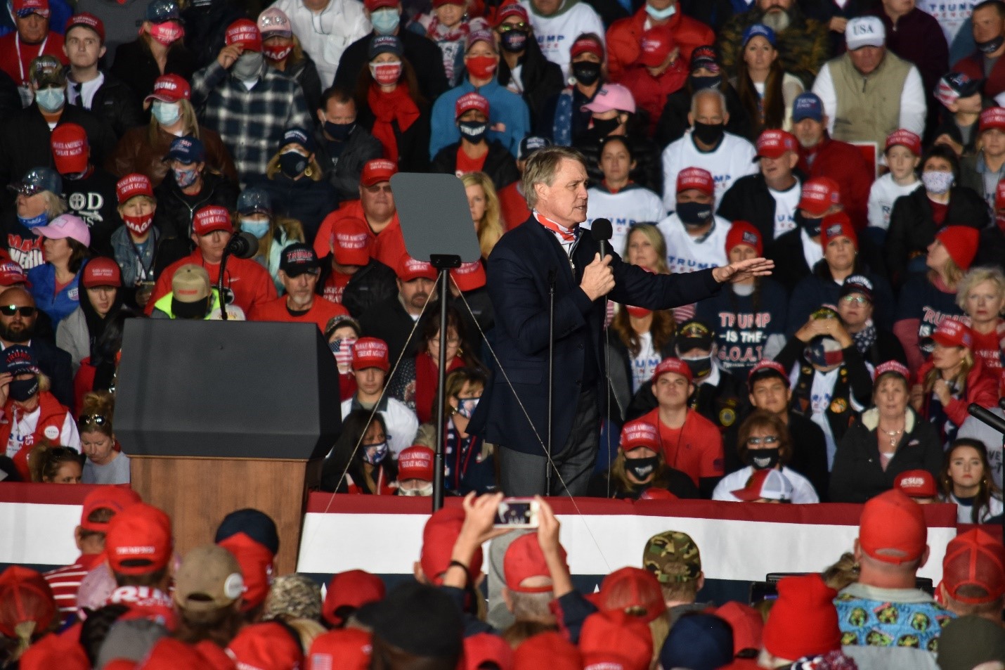 現任喬州聯邦參議員大衛˙珀杜(David Perdue)上台致詞。他今年競選連任。（呂尚明/大紀元）