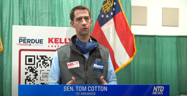 阿肯色州参议员汤姆‧科顿(Tom Cotton)在11月19日到乔治亚州中部的小镇培利(Perry)为珀杜与莱夫勒竞选。(NTD)