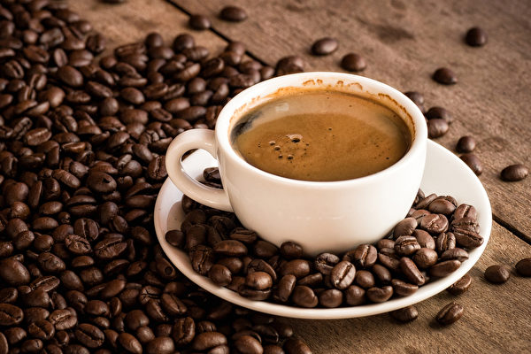 咖啡会与多种常见药物产生交互作用，服药时要多留意。(Shutterstock)