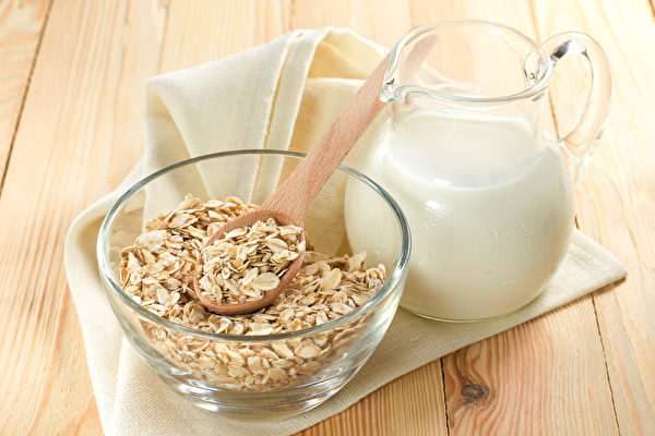 每天喝一杯牛奶燕麦，能摄取完整的维生素Ｂ群。(Shutterstock)