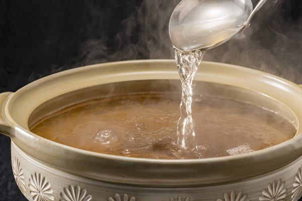 水必須煮沸再喝。陶壺煮出來的水最好喝，口感溫潤柔順。(Shutterstock)