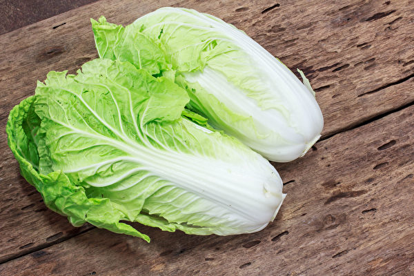 大白菜热量低，还有丰富的抗氧化物，有助防癌、解毒。(Shutterstock)
