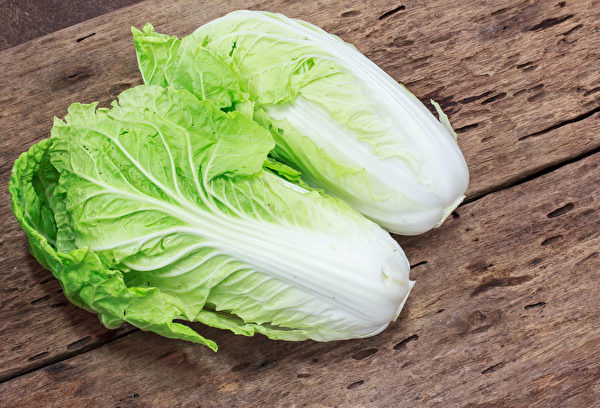 大白菜熱量低，還有豐富的抗氧化物，有助防癌、解毒。(Shutterstock)