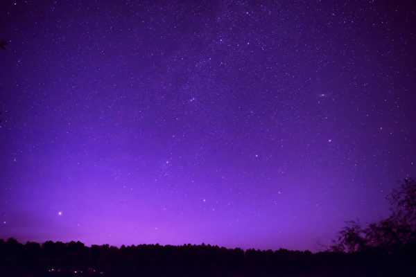 瑞典小镇出现紫色夜空 原因跟你想的不同